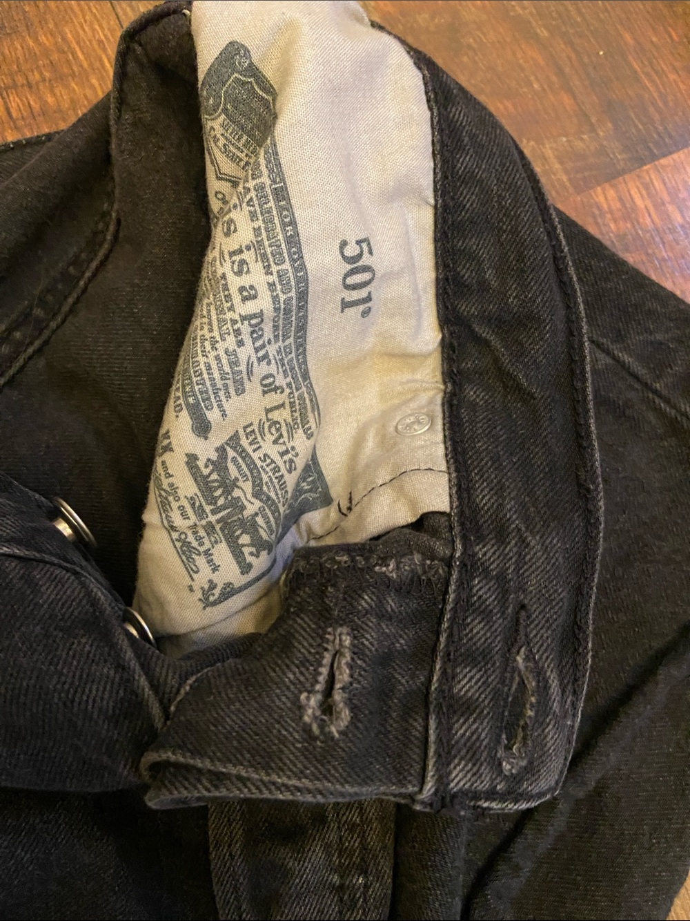 Levi’s 501 Black High-Rise Frayed Hem Women's Denim Shorts 31w - Picture 6 of 6